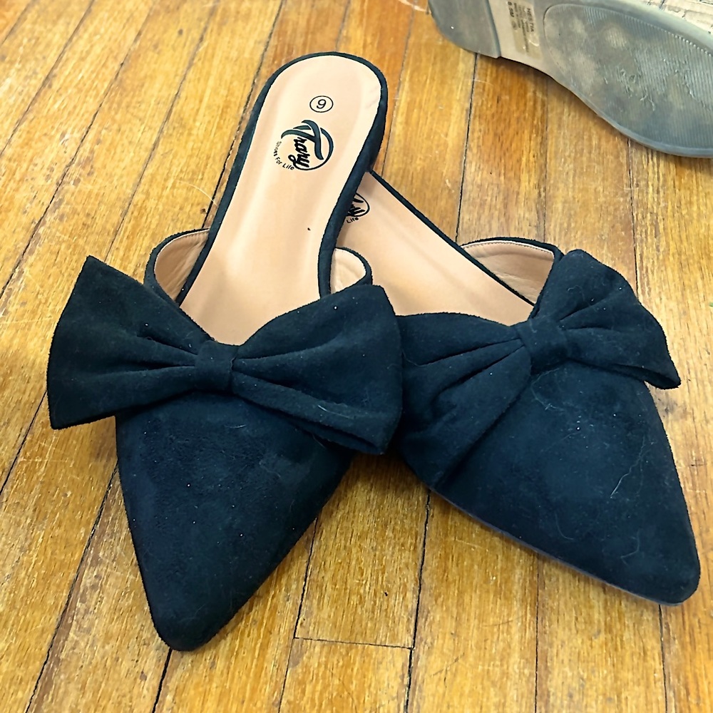 Women’s black flats/mules